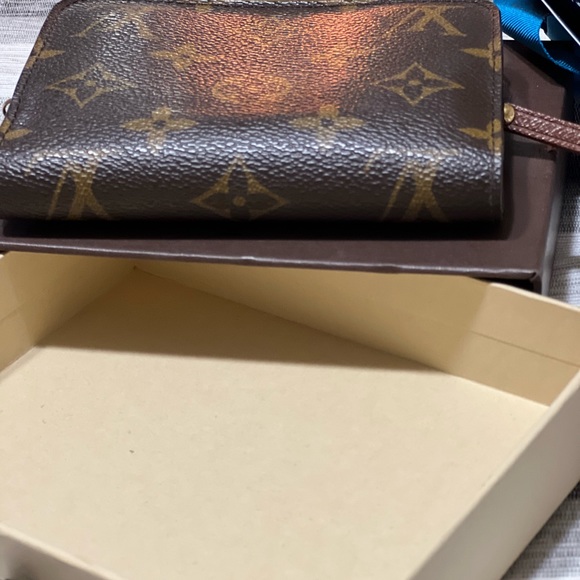 ♥️LV PRISTINE COMPACT WALLET EUC - Picture 7 of 16